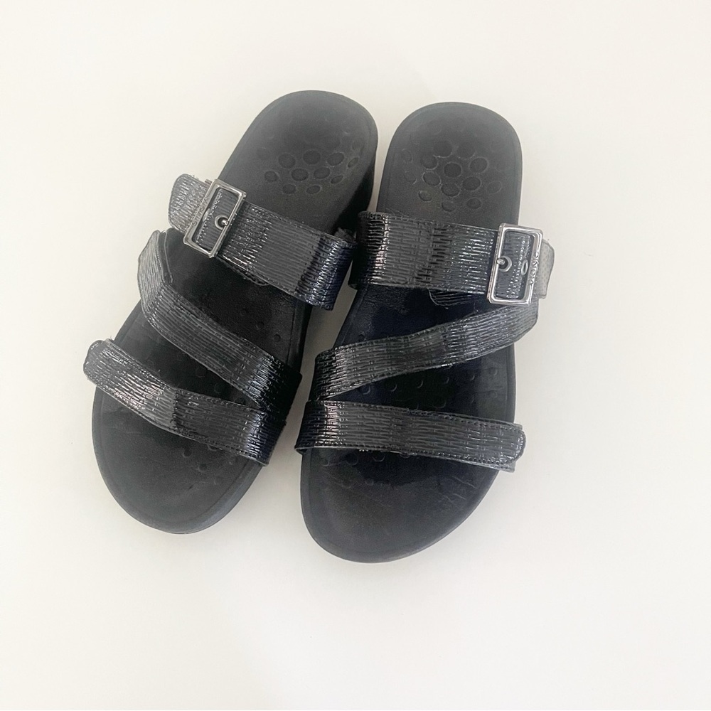 Vionic Rio Lizard black faux leather sandal